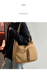 Detailansicht der khakifarbenen Nylontasche mit mehreren Taschen und goldenem MS-Logo