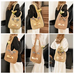 Stroh-Stoffbeutel mit Bären- und Sonnenblumen-Aufnähern in Beige und Braun