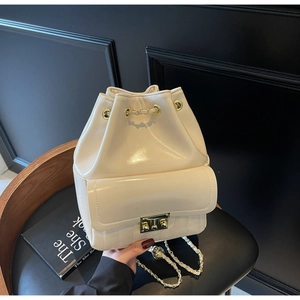 Dettaglio borsa a secchiello beige con coulisse in pelle PU lucida e hardware dorato