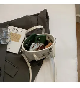 Mini borsa a secchiello bianca lucida con spazio interno per telefono e rossetto
