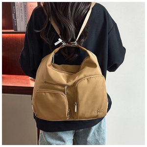 Makroaufnahme der khakifarbenen Nylontasche mit Multi-Pocket-Design und Reißverschluss