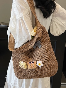 Süße braune hohle Strohtasche mit Cartoon-Bären und dekorativer Schleife für den Strand