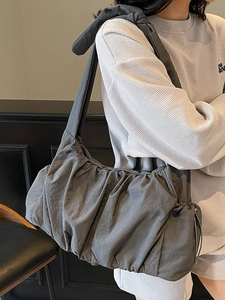 Bolso nube plisado gris minimalista con correa ancha anudada para mujer
