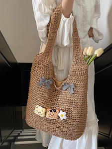 Handgewebte Stroh-Tote-Bag mit süßen Comic-Aufnähern und Karoschleifen für den Sommerstrand