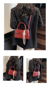 Dettaglio borsa rossa lucida con fiocco decorativo e foulard in seta a scacchi