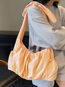 Bolso tote plisado color albaricoque de diseño minimalista con detalle de lazo