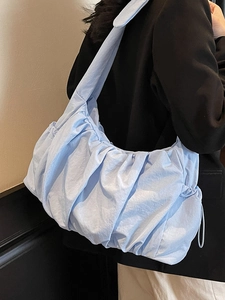 Bolso tote de nube plisado azul cielo en tela brillante con diseño fruncido para mujer