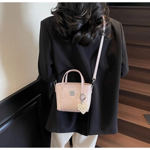 Mini borsa tote rosa con ciondolo a cuore di perle e placchetta metallica