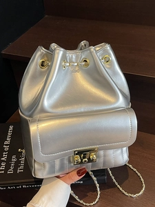 Borsa a secchiello metallizzata argento con coulisse in catena dorata e design trapuntato