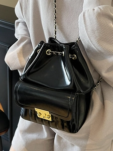 Zaino a secchiello nero lucido alla moda con catene dorate e design con coulisse