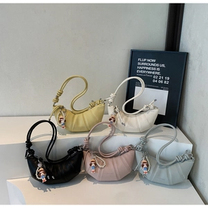Sacs à bandoulière croissant en cinq couleurs avec pendentifs de poupée et texture de cuir