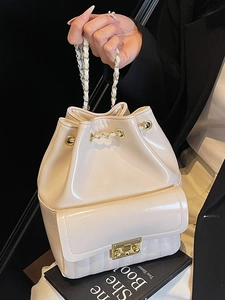 Elegante borsa a secchiello bianco crema effetto perlato con tracolla a catena dorata
