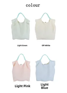 Détail de sacs fourre-tout plissés en vert, crème, rose et bleu clair en tissu doux