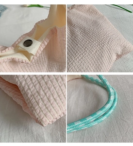 Détail du cabas rose plissé avec fermeture magnétique et texture de la poignée