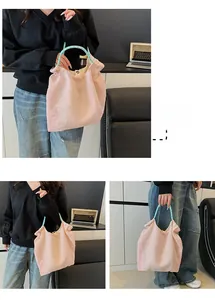Vue détaillée du sac cabas en seersucker rose clair avec poignées rondes vertes