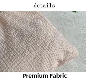 Vue macro détaillée de la texture du tissu seersucker haut de gamme en rose clair plissé