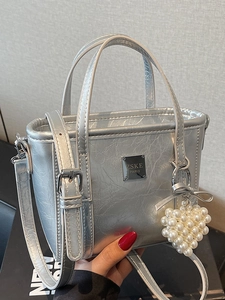 Borsa a secchiello metallizzata argento con ciondolo a cuore di perla e tracolla