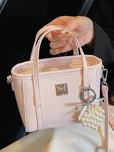 Mini borsa a secchiello in pelle verniciata rosa con ciondolo a cuore di perle