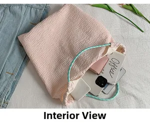 Vue intérieure du sac fourre-tout rose avec texture gaufrée et rangement spacieux