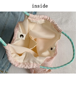 Vue intérieure du sac cabas plissé rose avec boutons aimantés et anse tressée verte