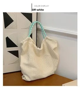 Détail du sac cabas plissé blanc crème avec anses en corde à carreaux vert menthe