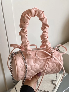 Petit sac polochon rose avec matelassage en cœur et poignée plissée élégante