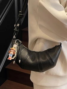 Sac croissant chic en cuir noir à motif litchi avec large bandoulière à nœud décoratif