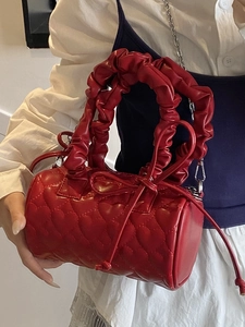 Sac Boston rouge matelassé à cœurs avec poignée plissée et bandoulière en chaîne