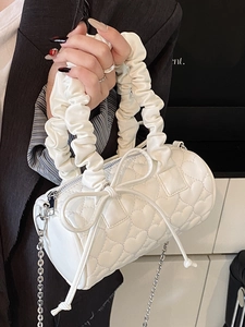 Sac barillet blanc matelassé à cœurs avec poignée froncée et nœud décoratif élégant