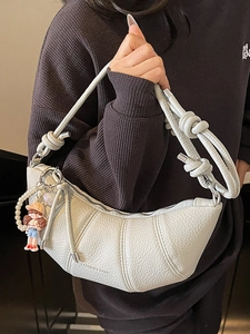Sac à bandoulière croissant blanc en cuir grainé avec chaîne perle et bandoulière