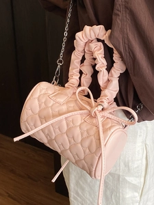 Sac Boston rose à matelassage cœur avec poignée plissée et chaîne argentée pour femme