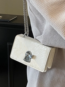 Fashionable creamy white crossbody bag with pearl fish scale pattern and silver chain strap