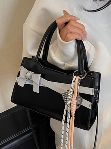 Elegante borsa in vernice nera con fiocco bianco e ciondolo a cuore alla moda