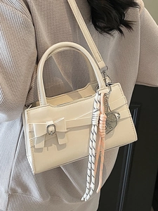 Borsa a mano chic in pelle PU crema con fiocco decorativo e dettaglio fibbia argento