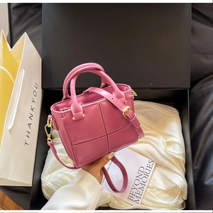 Sac seau matelassé rose vif avec finitions dorées dans un coffret cadeau de luxe