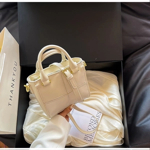Sac seau matelassé en similicuir crème présenté dans un coffret cadeau avec doublure soie