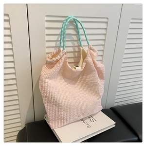 Détail du sac cabas rose en seersucker avec texture gaufrée et anses en corde