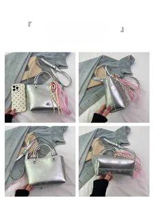 Détail du sac seau argenté à gaufrage graffiti avec motifs de dessins animés et breloques