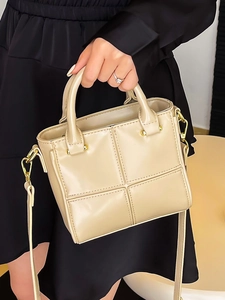 Sac seau matelassé beige chic avec doubles poignées et bandoulière réglable