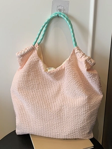 Sac cabas rose en seersucker avec texture plissée et anses en corde vert menthe