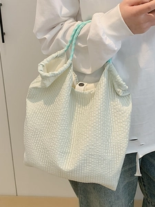 Sac fourre-tout plissé vert menthe minimaliste avec anses en corde et tissu texturé