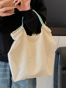 Sac fourre-tout beige en velours côtelé avec plis et poignée bleue à pois blancs