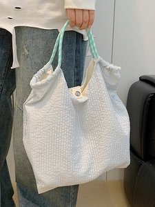 Sac fourre-tout bleu clair plissé avec poignées tissées et fermoir magnétique