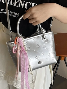 Sac seau en cuir argenté avec gaufrage graffiti, ruban rose et chaîne en acrylique