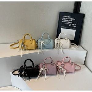 Sacs à main Boston mini cylindres colorés avec détails de chaînes en perles
