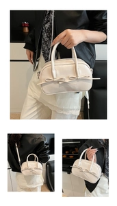 Détails macro d'un sac Boston en cuir brillant blanc crème avec nœuds élégants