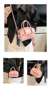 Sac Boston rose en cuir avec nœud montré en styles bandoulière et à main
