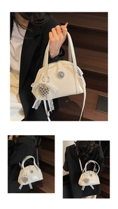 Détail du sac à main nacré avec finition cuir brillant et charmant nœud en dentelle