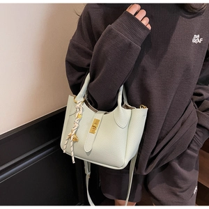 Borsa a secchiello in pelle verde menta con motivo litchi, foulard e chiusura oro