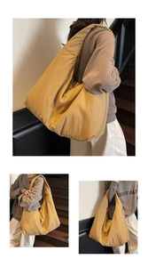 Dettaglio di una grande borsa tote giallo senape in nylon morbido con tracolla larga